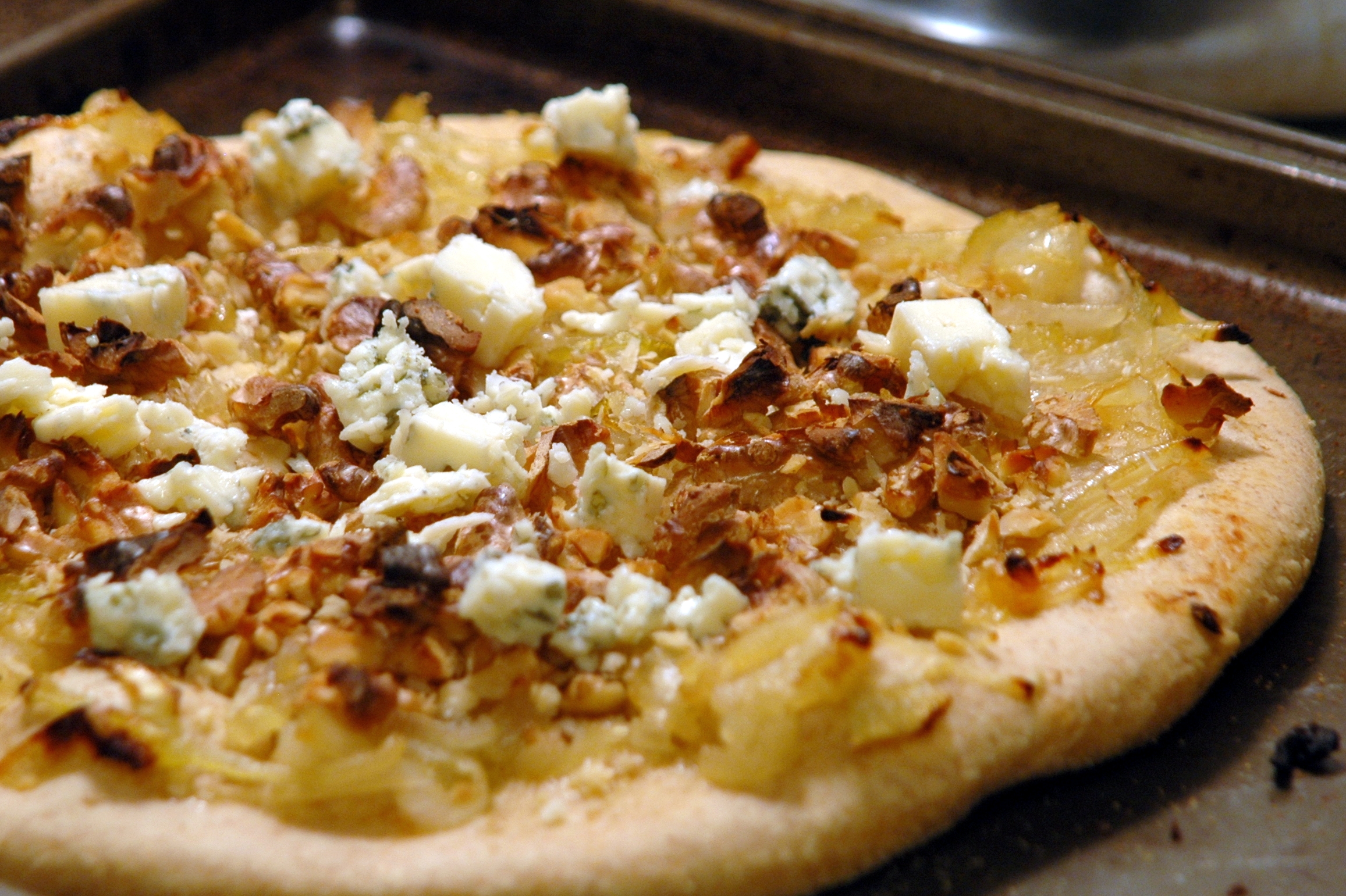 walnut, gorgonzola, and caramelized onion pizza | The Hippie Triathlete